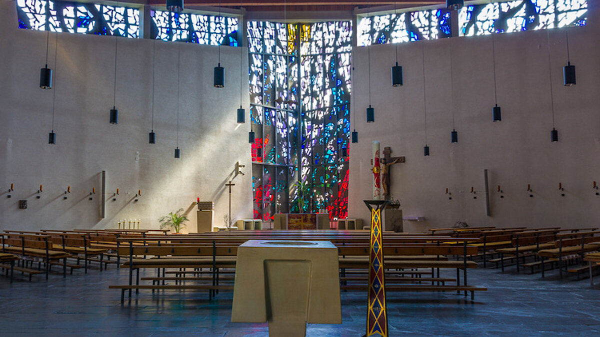 Lichtkreuz im Altarraum